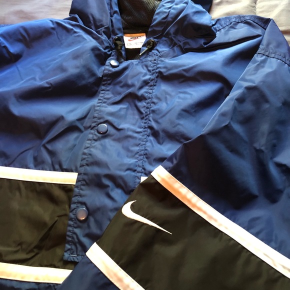 Nike Light-weight Pullover Jacket - Picture 2 of 5